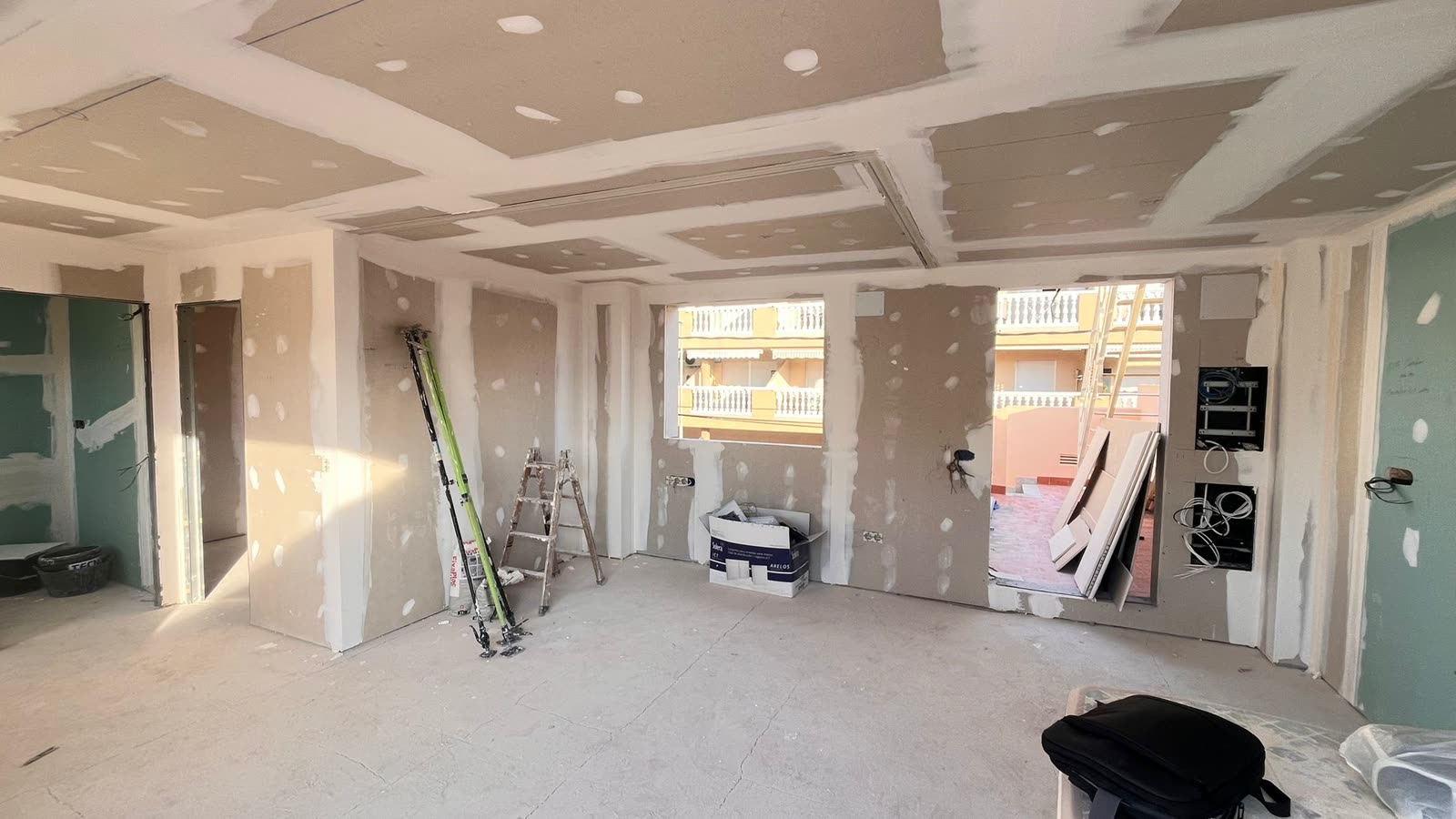Salón del apartamento en obra — tabiquería de pladur sin acabar