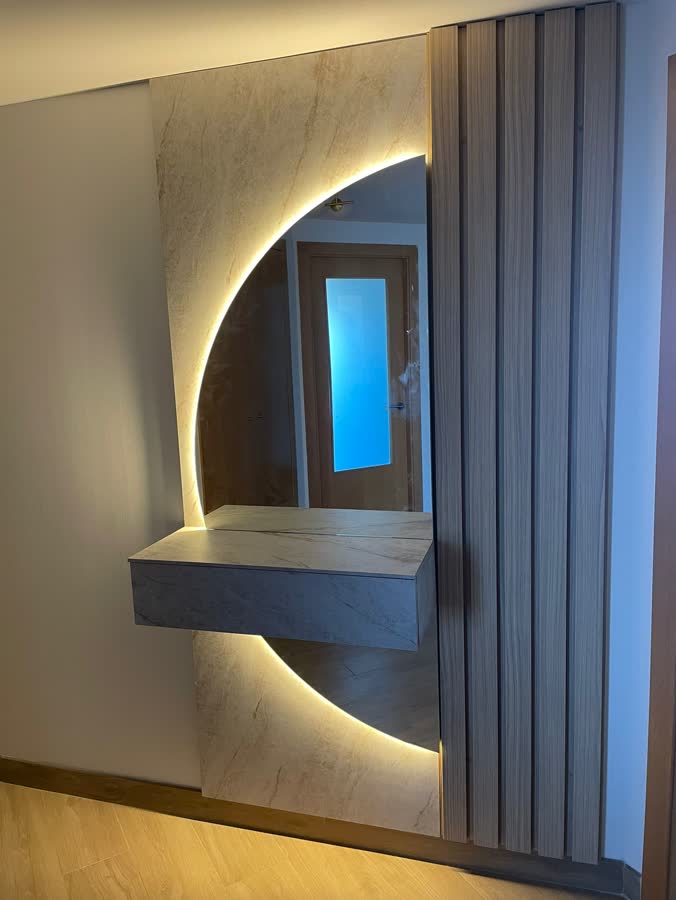 Mueble de recibidor con espejo semicircular retroiluminado, mármol y listones de madera