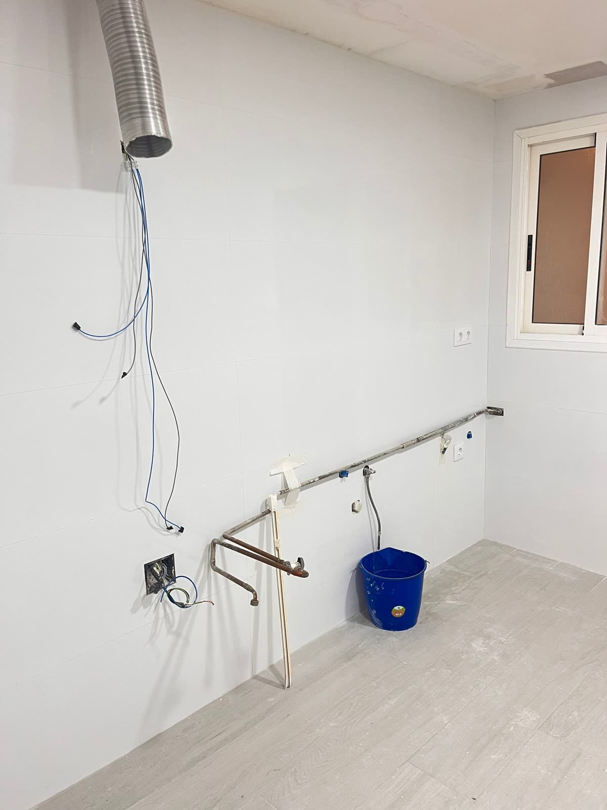 Cocina del piso antes de la reforma — vacía, con las instalaciones a la vista